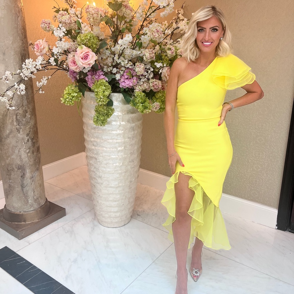Yellow stunner - Picture 2 of 5